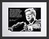 John F Kennedy JFK Foto Poster Gerahmtes Zitat The Cost of Freedom is Always High US Präsident Portrait Berühmte inspirierende Motivationszitate (28 x 35 cm)