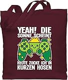 Nerd Geschenke - Yeah! Die Sonne scheint heute zocke ich in kurzen Hosen mit Controller - grün/weiß - Unisize - Bordeauxrot - Spruch - WM101 - Stoffbeutel aus Baumwolle Jutebeutel lange Henk