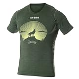 BRUBECK Sport Funktionsshirt Herren - Trainingsshirt Männer - Kurzarmshirt - Cycling Shirt - 27% Merino T-Shirt mit Aufdruck - Sportshirt atmungsaktiv - Gr.XXL, Dunkelgrün - Wolf - SS12650