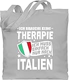 Shirtracer Länder Fahnen und Flaggen - Ich brauche keine Therapie Ich muss einfach nur nach Italien - weiß - Unisize - Hellgrau - Geschenk - WM101 - Stoffbeutel aus Baumwolle Jutebeutel lange Henk