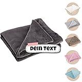 Kuscheldecke 130 x 160 cm individuell Bestickt mit Namen, personalisiert mit Ihrem Wunschtext | Fleecedecke | Sofadecke | Tagesdecke | Name (Anthrazit)