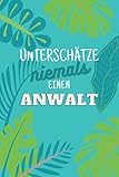 Unterschätze niemals einen Anwalt: Notizbuch inkl. Kalender 2021 | Das perfekte Geschenk für Männer, die Schulder oder Gläubiger vertreten | Geschenkidee | Geschenk