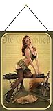 Tin Sign Retro Blechschild 20x30 cm Military Pin up Girl Militär Uniform Stockings Maschinengewehr mit Kordel zum Aufhängen Bar Kneipe Wand Deko Sammler Geschenk