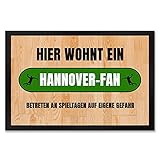 speecheese Hier wohnt EIN Hannover-Fan Fußmatte XXL in 50x75 cm mit Turnhallenboden Motiv Sportfan Hannover Sport Sp