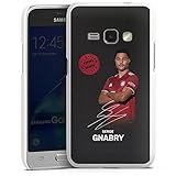 DeinDesign Hard Case kompatibel mit Samsung Galaxy J1 (2016) Schutzhülle weiß Smartphone Backcover FC Bayern München Gnabry Offizielles Lizenzproduk