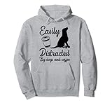 Lässt sich leicht von Hunden und Kaffee ablenken. Pullover H