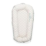 DockATot Deluxe+ Dock – Die tragbare und leichte Babyliege – geeignet für 0–8 Monate (silberfarbenes Futter)