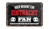 Blechschild Hier wohnt EIN Eintracht Fan - Metallschild mit Kordel und Saugnapf - für Fans Ultras Anhänger - Wand Deko Schild Artikel Zubehör - Hängeschild Haustür Eingang - Geschenk Idee - 18x12