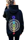 Schwarzer Yoga Hoodie mit Mandala und Chakren in Regenbogen Farben und einer blauen Lotus Blüte auf der B