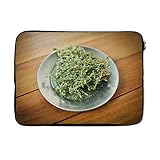 Laptop Hülle 13 Zoll - EIN Keramikteller mit Thymian auf einem Holztisch - Laptop