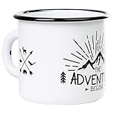 Mugsy I Emaille Tasse mit Spruch The Adventure Begins, 330 ml, Camping Tasse, Camping Ausrüstung, Retro Design (Weiß)