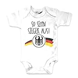 net-shirts Organic Baby Body aus Bio-Baumwolle mit So sehen Sieger aus Aufdruck Fußball Fan WM EM Strampler, Größe 6-12 Monate, Weiß