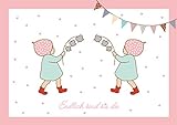 'Endlich sind sie da' Niedliche Glückwunschkarte zur Geburt von Zwillings Mädchen (Babykarte/ Zwillings Karte/ Klappgrußkarte) mit 2 Wichtelmännchen und Girlande in Rosa. (Mit Umschlag) (1)