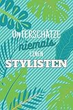 Unterschätze niemals einen Stylisten: Notizbuch inkl. Kalender 2021 | Das perfekte Geschenk für Männer, die Ahnung von Style | Geschenkidee | Geschenk