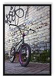 Fahrrad vor Graffitiwand, Poster im Bilderrahmen / Format: 55x40cm / Kunstdruck g
