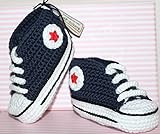 Babyschuhe häkeln, Unisex. Stil, Converse All Star. Farbe Marineblau, aus 100% Baumwolle, 4 Größen 0-12 Monate. handgefertigt in Spanien. Turnschuh gehäkelt gestrickt. Geschenk fürs Baby