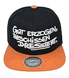 Outfitfabrik Snapback Cap Gut erzogen, beschissen dressiert in schwarz/orange mit Schirm im Alcantara-Stil und 3D-Stick in weiß (Lifestyle, Provokation, Statement)