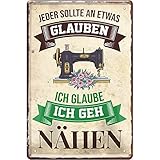 Schilderstore24 ''Jeder sollte glauben Nähen'' 20x30cm Geschenk Lustige Sprüche Feier Vintage Geburtstag Deko Party Überraschung Fan Küche Haushalt Willkommen Eig