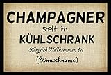 Crealuxe Fussmatte - Herzlich Willkommen (Wunschname) - Champagner Steht im Kühlschrank - Fussmatte Bedruckt Türmatte Innenmatte Schmutzmatte lustige M