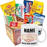 GESCHENK1 Ostpaket mit Namenstasse Held der Arbeit / Personalisierte DDR Geschenkbox mit Süßigkeiten / Ostalgie Geschenkpaket zum Geburtstag für Männer & Frauen / Keramik Weiß