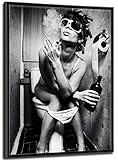 Wallario Black and White Edition - Wandbild Kloparty - Sexy Frau auf Toilette mit Zigarette und Schnaps in Premiumqualität mit schwarzem Rahmen, Größe: 40 x 50