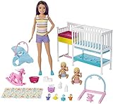 Barbie GFL38 - “Skipper Babysitters Inc.” Kinderzimmer Spielset, 2 Babypuppen, Kinderbett, +10 Zubehörteile, Babyausstattung, themenbezogenes Spielzeug, Geschenkset für Kinder ab 3 J