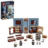 LEGO 76385 Harry Potter Hogwarts Moment: Zauberkunstunterricht Set, Spielzeugkoffer mit Minifiguren, Sammlerstück