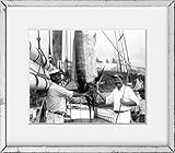 1930er Foto Ernest Hemingway die sich mit 'Capt. Joe Russell der Key West Beside hängen Marlin oder Sailfish wahrscheinlich in Florida Vintage 8 x 10 Foto – Bereit zu R