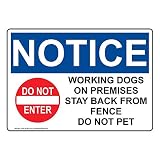 ComplianceSigns Hinweisschild mit Aufschrift 'Working Dogs On Premises Stay Back from Fence Do Not Pet', OSHA-Sicherheitsschild, 25,4 x 17,8 cm, Kunststoff für Haustiere/Pet W