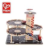 Hape Parkhaus aus Holz für Kinder Spieleset Autogarage | Auffahrrampe mit drei Parkdecks und einem Hubschrauber-Landeplatz, 2 Spielzeugautos, 1 Spielzeug-Hubschrauber, ein Aufzug und eine Tank