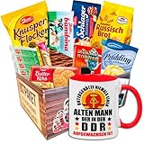 GESCHENK1 Ostpaket mit Tasse Unterschätze niemals einen Mann / DDR Geschenkbox mit Süßigkeiten / Ostalgie Geschenkpaket zum Geburtstag für Männer & Frauen / Geschenkkorb mit Tasse in R