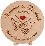 DARO Design - Holzscheibe aus Holz 30cm - Gravur Personalisiert Name Datum Paar - Hand in Hand mit rotem H