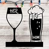 DKISEE Metall Wandschild Couple Sign Hochzeit Geschenk Weinliebhaber Bierliebhaber Geschenk für Sie Getränk Metall Wandkunst Dekorative Wandbehang Kunst 35,6 cm Weiß It1032