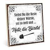 TypeStoff Holzschild mit Spruch – Nutz DIE BÜRSTE – im Vintage-Look mit Zitat als Geschenk und Dekoration zum Thema Toilette (19,5 x 19,5 cm)