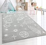 the carpet Beat Kids Moderner Weicher Kinderteppich, Weicher Flor, Pflegeleicht, Farbecht, Weltraum, Astronauten Muster Grau, 120 x 170