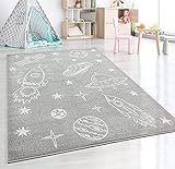 the carpet Beat Kids Moderner Weicher Kinderteppich, Weicher Flor, Pflegeleicht, Farbecht, Weltraum, Astronauten Muster Grau, 120 x 170