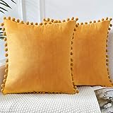 Baixtuo Set Samt Kissen mit Pompons, Einfarbig Kissenbezüge mit Verstecktem Reißverschluss Dekorative Kissenhülle Kopfkissen Sitzkissen Dekokissen Couchkisen für Sofa Büro Auto (Gelb)