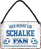 Blechschilder HIER WOHNT EIN Schalke Fan Hängeschild für Fußball Begeisterte Deko Artikel Schild Geschenkidee 18x12