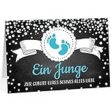 Große Design Glückwunsch-Karte XXL (A4) zur Geburt, Motiv: Tafel-Look modern - Fußabdrücke Junge blau/mit Umschlag/Edle Klappkarte/Maxi Gruß-Karte/Baby geboren/Gratulation E