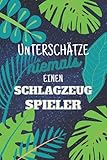 Unterschätze niemals einen Schlagzeugspieler: Notizbuch inkl. Kalender 2022 | Das perfekte Geschenk für Männer, die Schlagzeug spielen | Geschenkidee | Geschenk