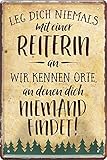 Blechschilder Lustiger Pferde Spruch “Leg Dich Niemals MIT Einer Reiterin AN.” Deko Metallschild Schild für Pferde Fans 20x30