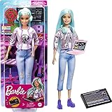 Barbie GTN77 - Musikproduzentin (ca. 30,4 cm), buntes blaues Haar, trendy T-Shirt, Jacke und Jeans, mit Sound-Mischpult, Computer und Kopfhörer als Zubehör, tolles Geschenk für Kinder ab 3 J