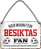 International Fußball Clubs Vereine Fan Deko Witzige Blechschilder Wandschild Türschild (18 x 12 cm, Hängeschild - Hier wohnt EIN Besiktas Fan - HS664)