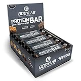 Bodylab24 Crispy Protein Bar 12 x 65g, Protein-Riegel mit 27g Eiweiß pro Riegel, Zuckerarmer Fitness Snack, Knuspriger Eiweißriegel mit vielen Ballaststoffen, Crispy Schok