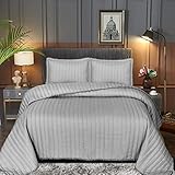 Prime Linens Wendbare gesteppte Tagesdecke, Doppelbettüberwürfe für Sofas, groß, Polyester-Füllung, geprägtes Streifenmuster, gesteppt, Bettüberwurf, Doppelgröße 240 x 250 cm, 2 Stück, Silb