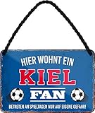 Blechschilder HIER WOHNT EIN Kiel Fan Hängeschild für Fußball Begeisterte Deko Artikel Schild Geschenkidee 18x12