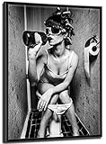 Wallario Black and White Edition - Wandbild Kloparty - Sexy Frau auf Toilette mit Weinflasche in Premiumqualität mit schwarzem Rahmen, Größe: 40 x 50