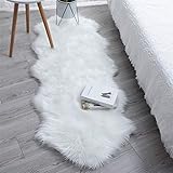 YIHAIC Faux Lammfell Schaffell Teppich, Kunstfell in Super weich Lammfellimitat Teppich Longhair Fell Optik Nachahmung Wolle Bettvorleger Sofa Matte (Weiß, 60 x 160cm)
