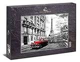 Ulmer Puzzleschmiede - Puzzle „Paris - mon Amour“ - Künstlerisches 1000 Teile Stadt-Puzzle - nostalgisches Paris-Motiv in schwarz-weiß mit rotem Auto und Eiffelturm als Hinterg