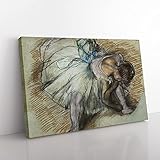 Big Box Art Edgar Degas Kunstdruck auf Leinwand, Motiv Ballett Ballerina Tänzerin Tying Her Slipper Vol.3, fertig zum Aufhängen, 76 x 50 cm, cremefarben, grün, grü